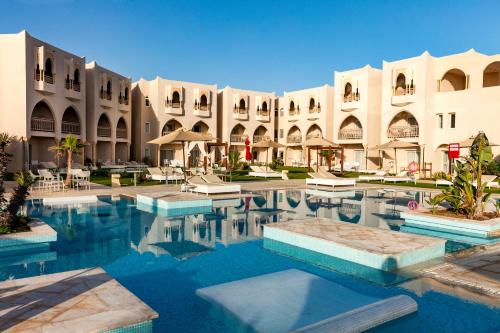 TUI BLUE Palm Beach Palace Djerba - Adult Only内部或周边的泳池
