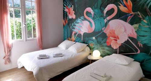 米尼赞海滩莱斯埃姆布伦斯酒店的配有两张床铺的火烈鸟壁画