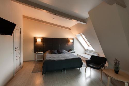 摩尔曼斯克格拉鲁斯酒店的一间卧室设有一张大床和一个窗户。