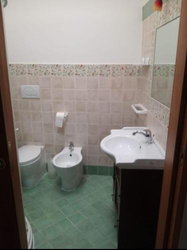 帕拉比塔Casa la Corte的一间带两个盥洗盆和卫生间的浴室