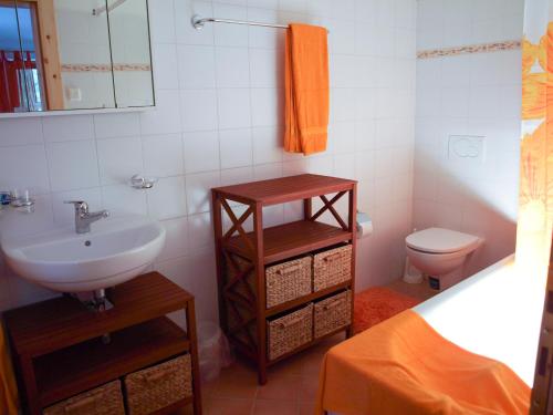 博斯克古林卡萨莫尼住宿加早餐旅馆的一间带水槽和卫生间的浴室