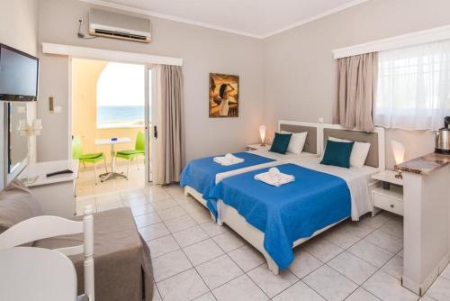 卡纳里奥卡特琳娜酒店的酒店客房带两张床和一个客厅
