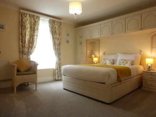 托基Blenheim House的卧室配有床、椅子和窗户。