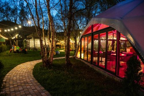 塞凡Garden Inn Resort Sevan的夜晚有窗户的房屋