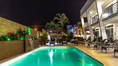 弗洛里亚诺波利斯Hotel & Pousada Favareto的夜间在酒店的游泳池