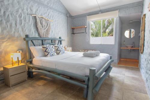 帕洛米诺Selina Palomino的一间卧室设有一张床和一个窗口