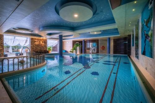 日基查埃恩格罗恩酒店及Spa的大型室内游泳池,位于酒店带大型游泳池的房间内