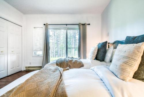 Le Champetre Tremblant 2bdrs Condo W Fireplace客房内的一张或多张床位