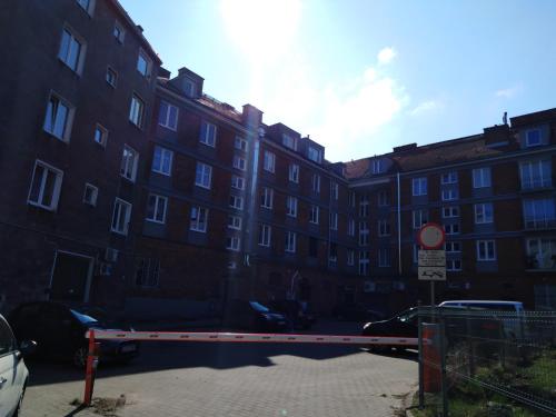 格但斯克Wygodny Apartament w Śródmieściu Gdańska的建筑物前停车场的路障