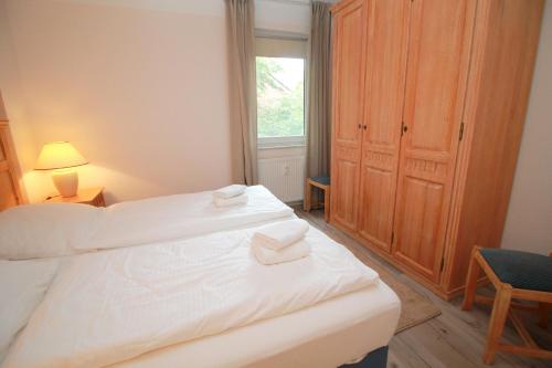 阿舍贝格Ferienwohnung Seeblick Plöner See的一间卧室设有两张床和窗户。