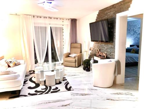 蒙特勒Fabulous Lakeside Family Apartment | 4 Rooms的客厅配有白色家具和平面电视