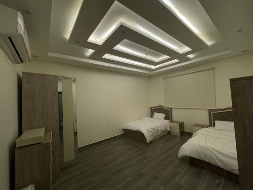 塔伊夫Luxury OVO Roof Villa的带两张床和镜子的客房