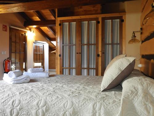 锡古恩萨Casa rural El Rincón de las Estrellas的一张配有白色床单和枕头的大床