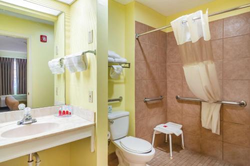 布伦瑞克不伦瑞克伊克诺旅馆的浴室配有卫生间、盥洗盆和淋浴。