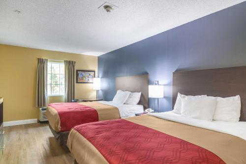 布伦瑞克不伦瑞克伊克诺旅馆的酒店客房设有两张床和窗户。