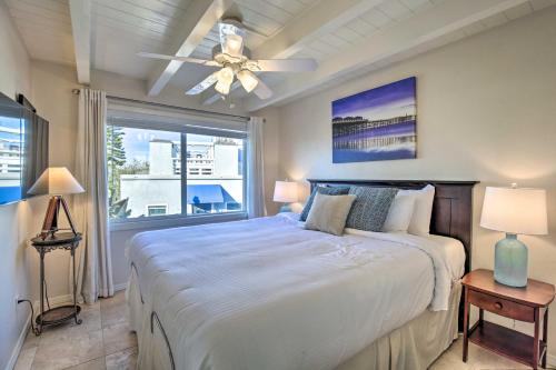 圣地亚哥Mission Point, San Diego Hub - 1 Block to Beach!的一间卧室配有一张大床和吊扇