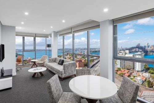 悉尼悉尼北部美利通公寓式酒店的一间享有城市美景的客厅