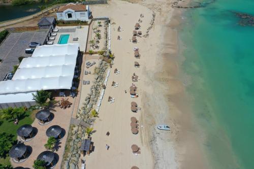 Anse Marcel Le Domaine Anse Marcel Beach Resort的享有海滩上方的遮阳伞和海洋美景