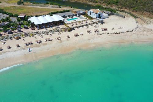Anse Marcel Le Domaine Anse Marcel Beach Resort的享有海滩空中美景和度假胜地