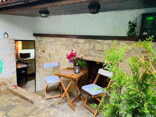 布尔加斯Бургасский дом的一个带桌椅和石墙的庭院