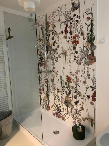 特伦托Manciuno的墙上装饰有花卉图案的墙纸的淋浴