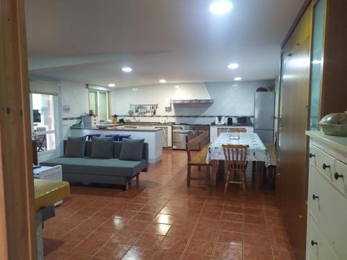 格罗韦O Pazo的厨房配有沙发和桌子