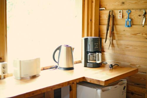 曼亚拉Niidupuu Camping的厨房里的咖啡机