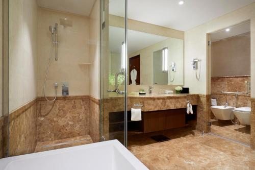 马斯喀特Royal Tulip Muscat的带淋浴和盥洗盆的浴室