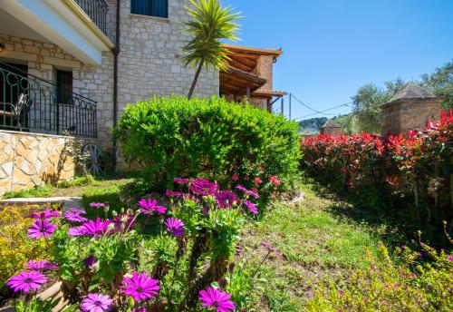 瓦西里科斯阿莫斯桑特岛别墅公寓的一座房子前面的鲜花花园