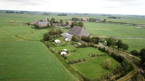 WarstiensDe Greide- Camping Buorren1的田野里动物农场的空中景观