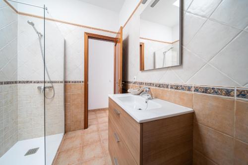 卡门港萨利纳斯马塔戈达别墅的一间带水槽和淋浴的浴室