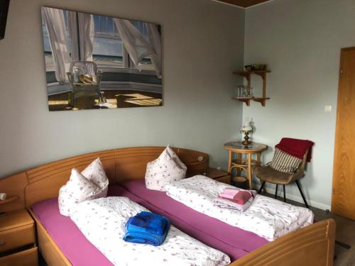 诺尔多夫Hotel & Restaurant Neptun的一间设有两张床和一张桌子的房间