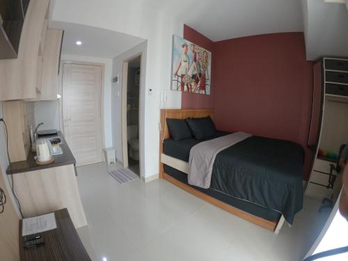 日惹Apartemen Taman Melati Sinduadi 61的一间带床的小卧室和一间浴室