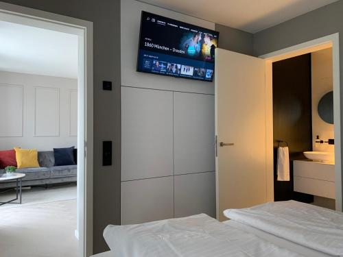 巴特马林贝格Ferienhaus Stadtblick的卧室配有一张床,墙上配有电视。