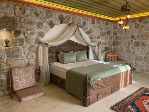 格雷梅核桃民宿酒店的卧室配有一张石墙天蓬床