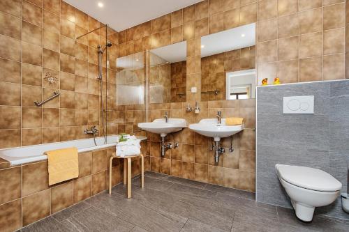 Petschnitzen希莱森霍夫宾馆的一间带两个盥洗盆和卫生间的浴室