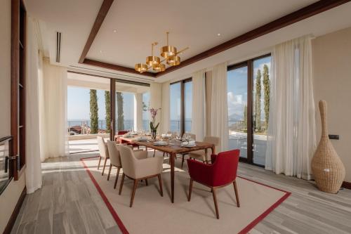 斯韦蒂·斯特凡ĀNANTI Resort, Residences & Beach Club - The Leading Hotels of the World的一间带桌椅的用餐室