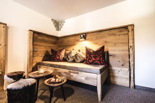 施伦斯Haus Stüttler/Duchscherer的客房配有带枕头的床铺和两张桌子。