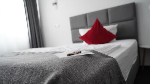 哈根Amical Hotel Hagen - Am Hauptbahnhof的一间卧室配有一张红色枕头的床