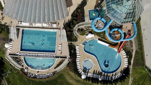 布科维纳-塔钱斯卡Hotel BUKOVINA的大楼旁两个游泳池的顶部景色
