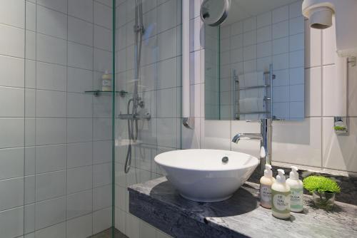 马斯特兰德马斯特兰德斯哈福斯酒店的一间带水槽和玻璃淋浴的浴室