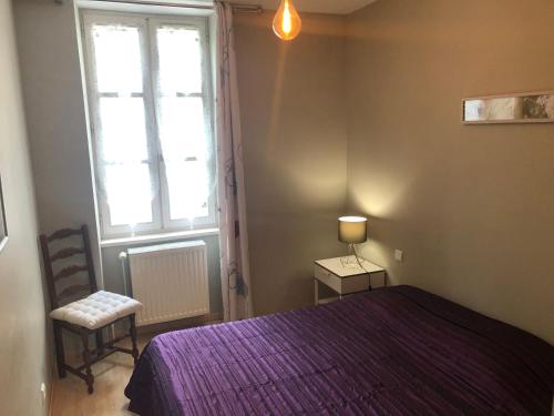 特雷福尔隆贝利酒店的一间卧室设有紫色的床和窗户