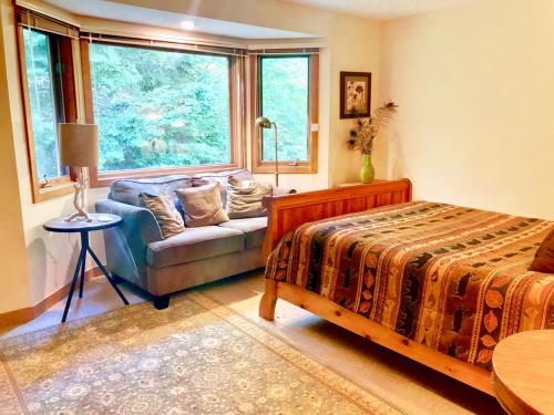 O1 Slopeside Bretton Woods cottage with AC large patio and private yard Walk to slopes客房内的一张或多张床位