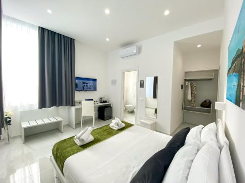 圣安吉洛Villa Gabriella - Rooms & Breakfast的白色的卧室设有一张大床和一间浴室。
