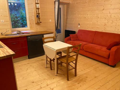 谷雪维尔Studio Huguette的客厅配有沙发和桌椅