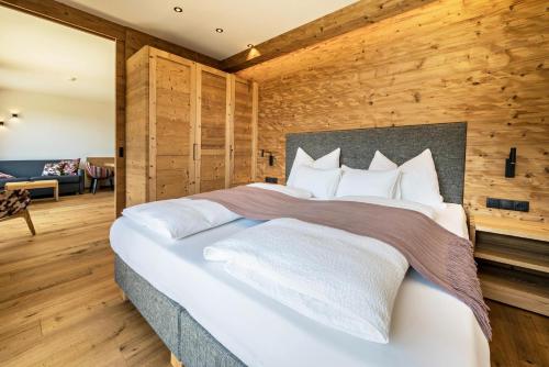 里约·迪·普斯特里亚App Mulin Loise mit Sauna的木墙客房内的一张大床