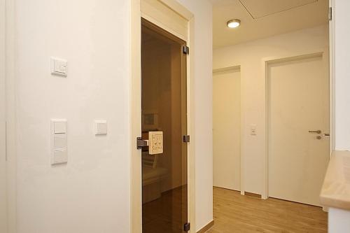 博尔滕哈根Reethaus Am Mariannenweg 04a的门上挂着标牌,放在房间里