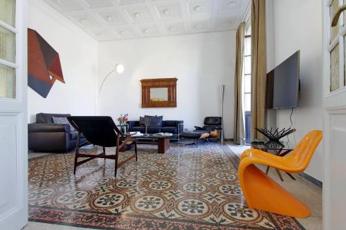 罗马4BNB - Tiberina Spacious Apartment的客厅配有沙发和桌椅