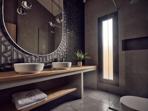 基普塞利Villa Fabiana的浴室设有2个水槽和镜子