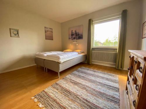 诺拉B&F Lägenheter的一间卧室设有一张床和一个大窗户